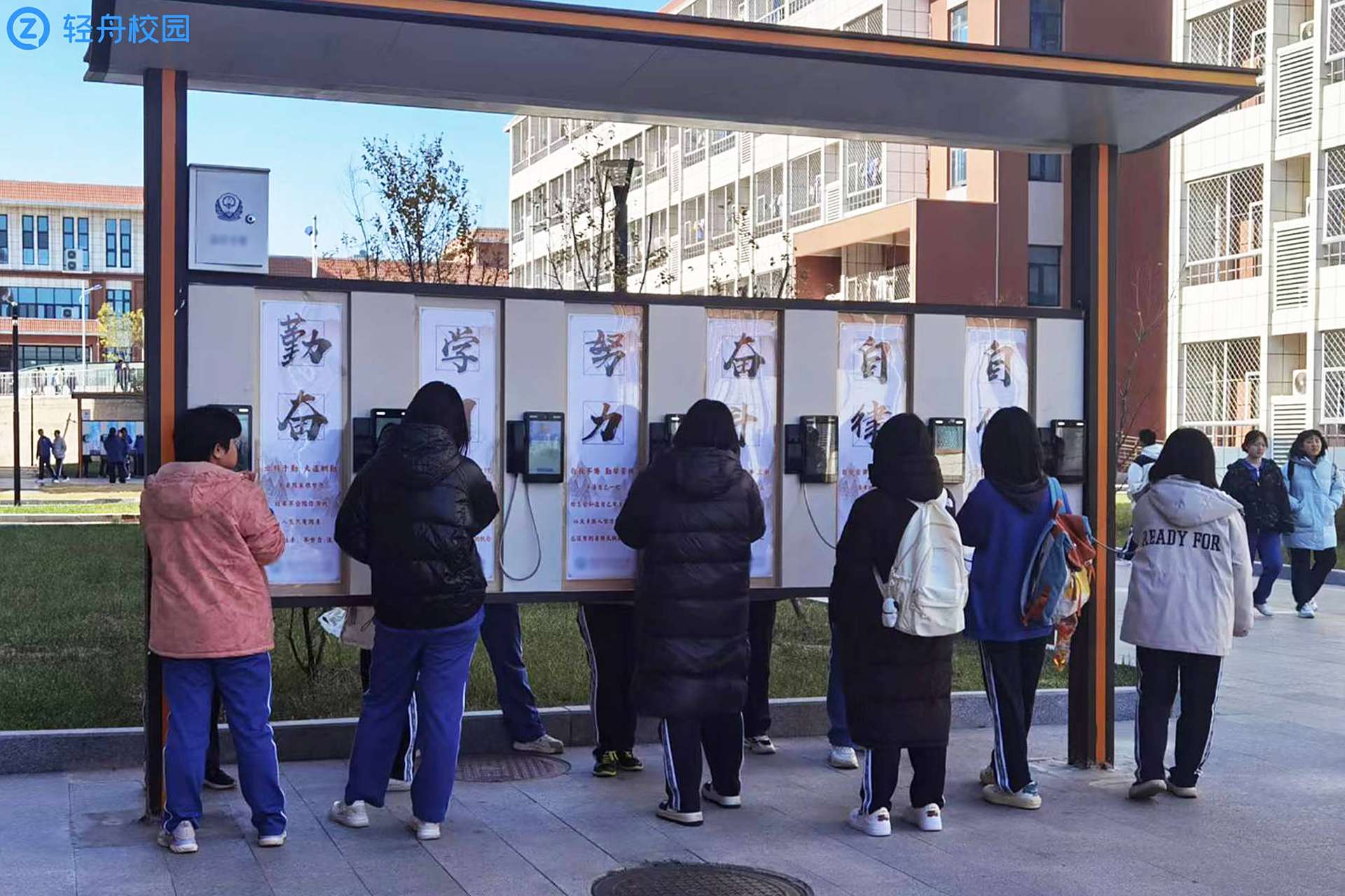 智慧校园推出亲情可视电话,方便学生与家长实时交流.亲情可视电话支持